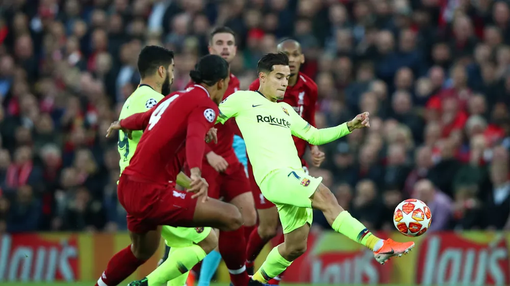 Philippe Coutinho tâng bóng trước khung thành Liverpool