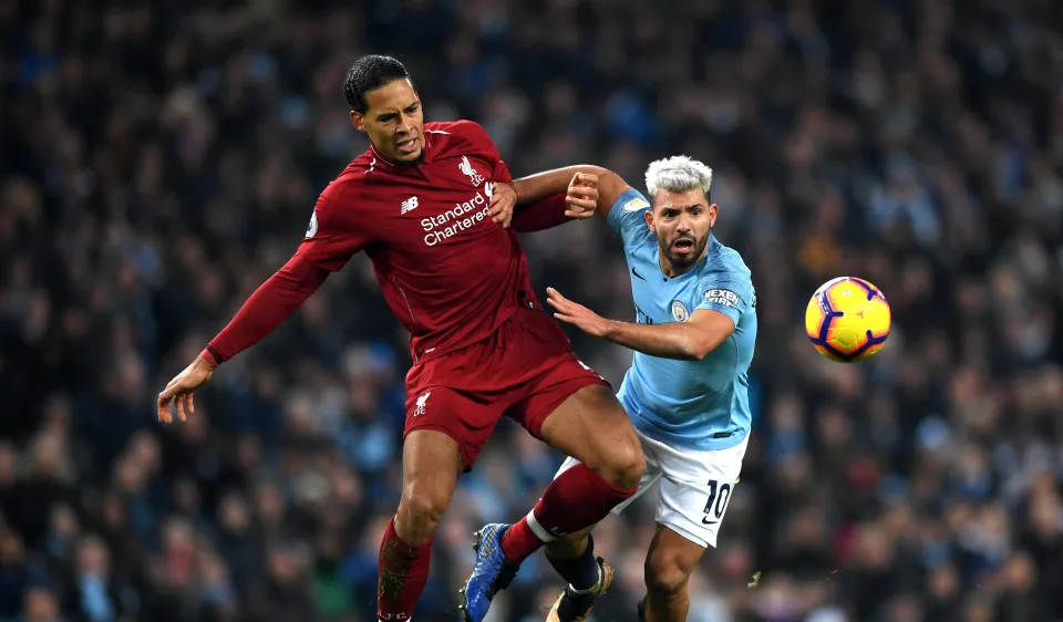 Virgil Van Dijk (Liverpool) tranh bóng với Sergio Aguero (Man City)