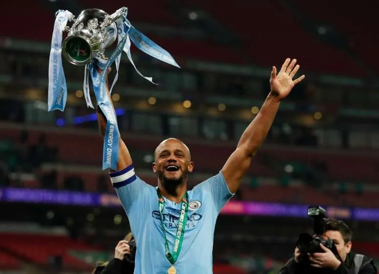Đội trưởng Vincent Kompany giương cao chiếc cúp FA