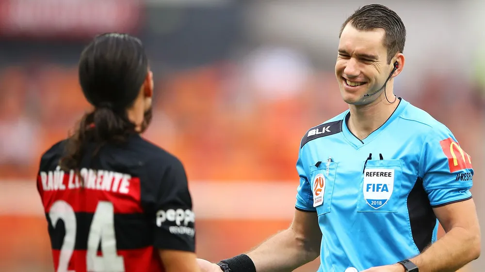 Trọng tài ngưới Aiustralia Jarred Gillett sẽ thổi ở Premier League.