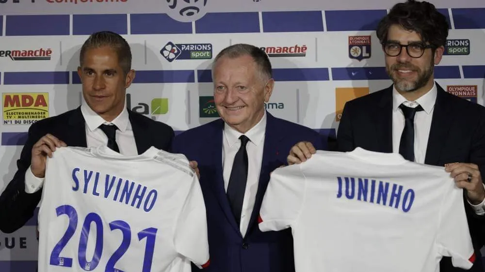 Đưa Juninho và Sylvinho trở lại, Lyon quyết bám đuổi PSG