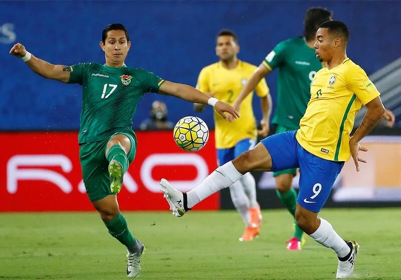 Gabriel Jesus uy hiếp khung thành Bolivia.