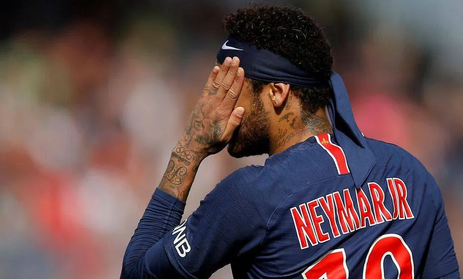 PSG tự biết Neymar bận việc?