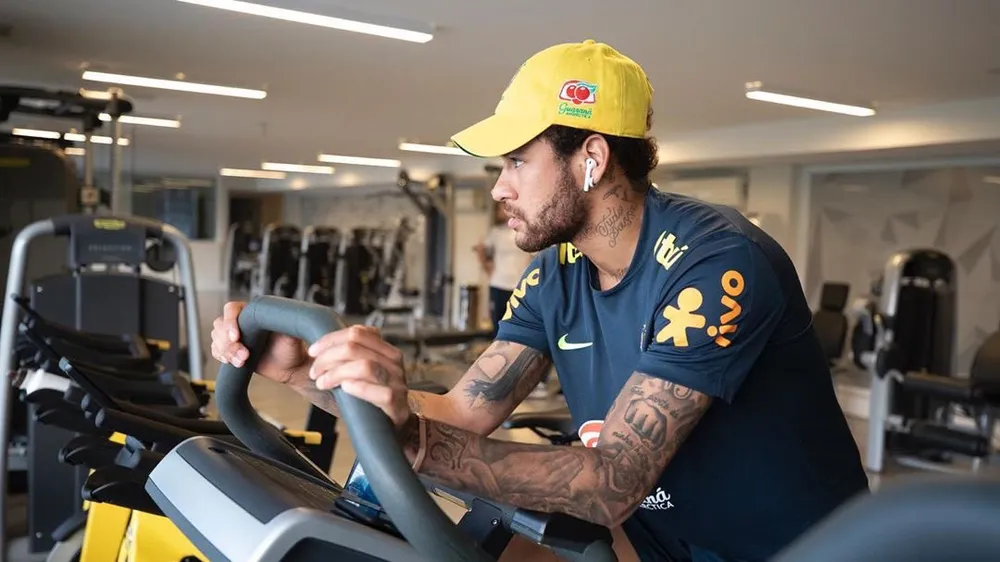 Mặt đối mặt Neymar, Giám đốc PSG buông lời đe dọa 