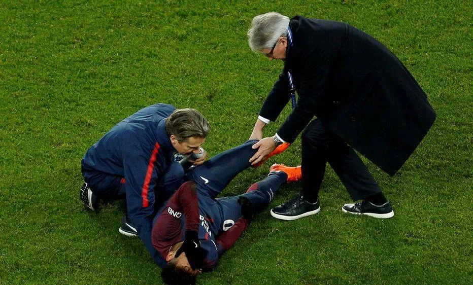Xương của Neymar quá nhỏ nên nguy cơ tái phát chấn thương rất cao