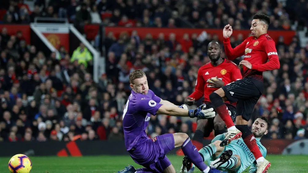 Jesse Lingard ghi bàn vào lưới Leno (Arsenal)