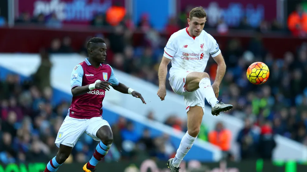 Jordan Henderson sút bóing trước khung thành Aston Villa