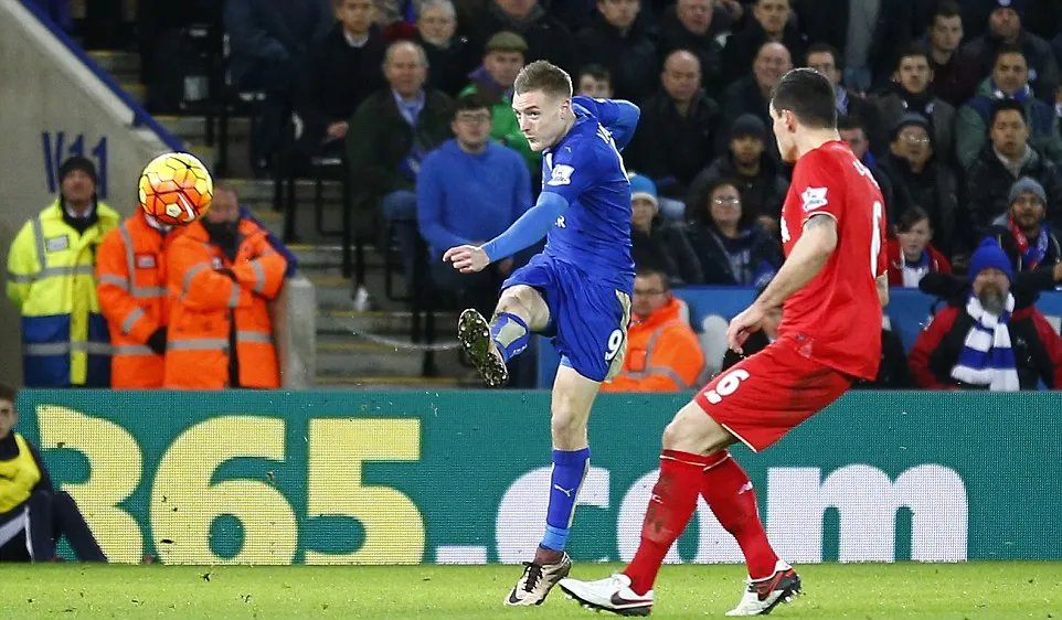 Lamie Vardy ghi bàn vào lưới Liverpool.