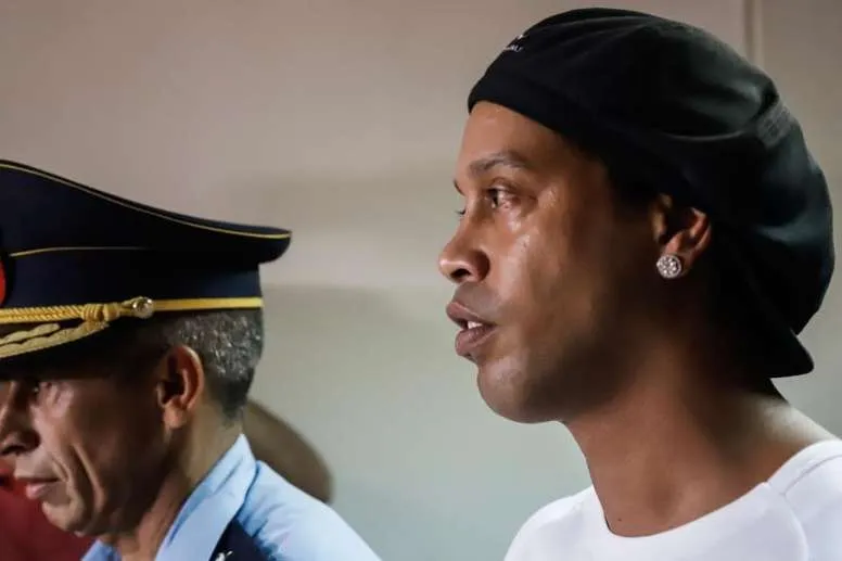 Ronaldinho bị quản thúc ở Paraguay