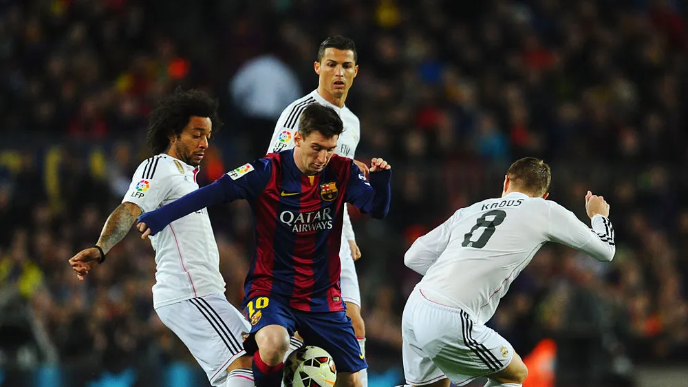 Marcelo (trái) nếm trải nhiều cay đắng khi đối đầu Messi