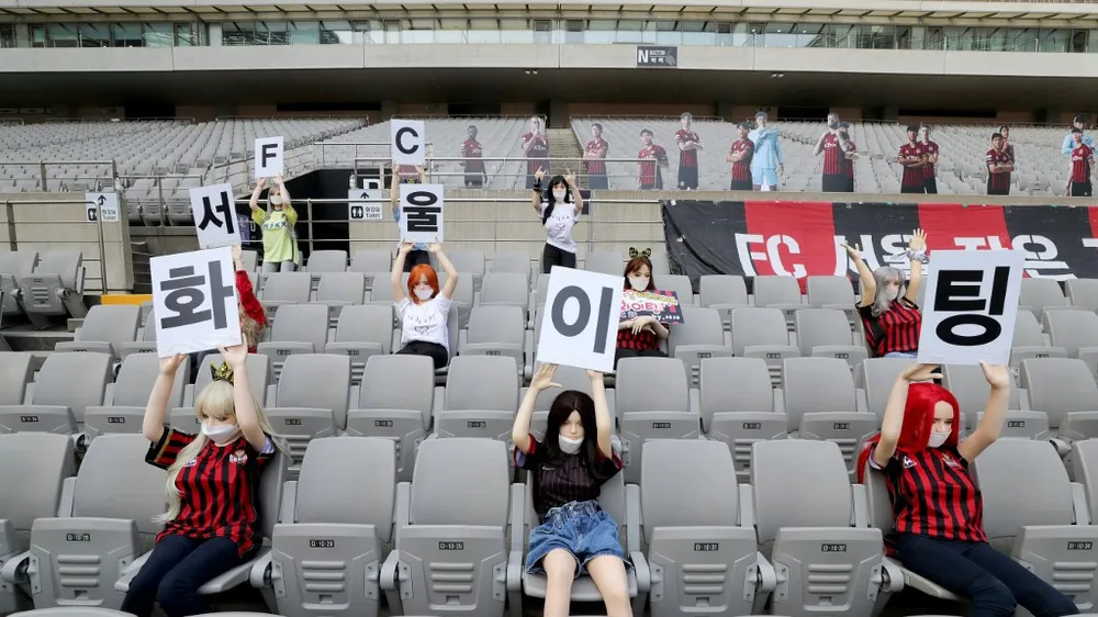 Những mannequin trên khán đài đang gây họa cho FC Seoul.