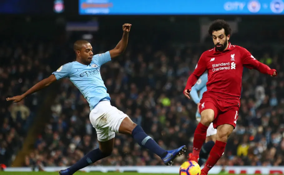 Fernandinho (Man City) cản phá Mo Salah (Liverpool)