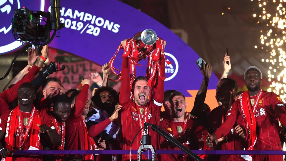 Liverpool tổ chức lễ đăng quang trên sân nhà rạng sáng nay