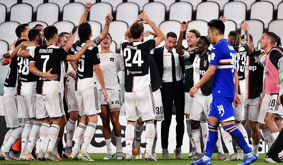 Các cầu thủ Juve ăn mừng chiến thắng