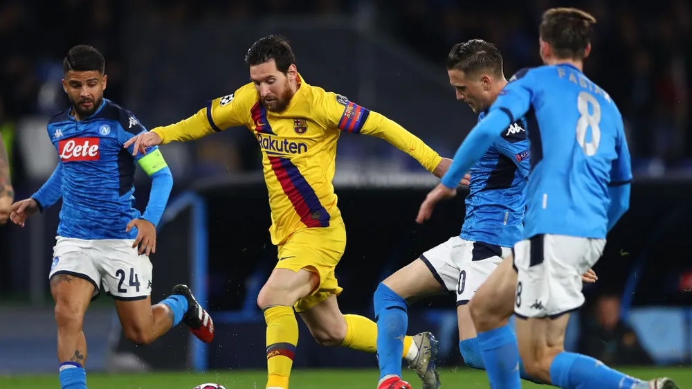 Messi d09i bóng qua hàng thủ Napoli.