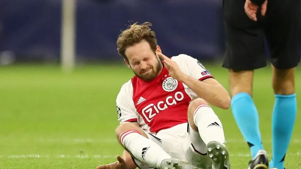 Daley Blind ngã quỵ trên sân