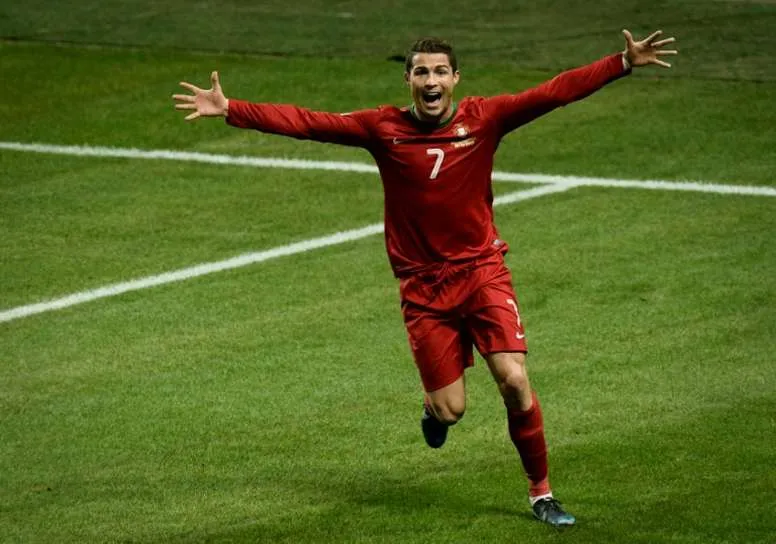 Cristiano Ronaldo ăn mừng bàn thắng