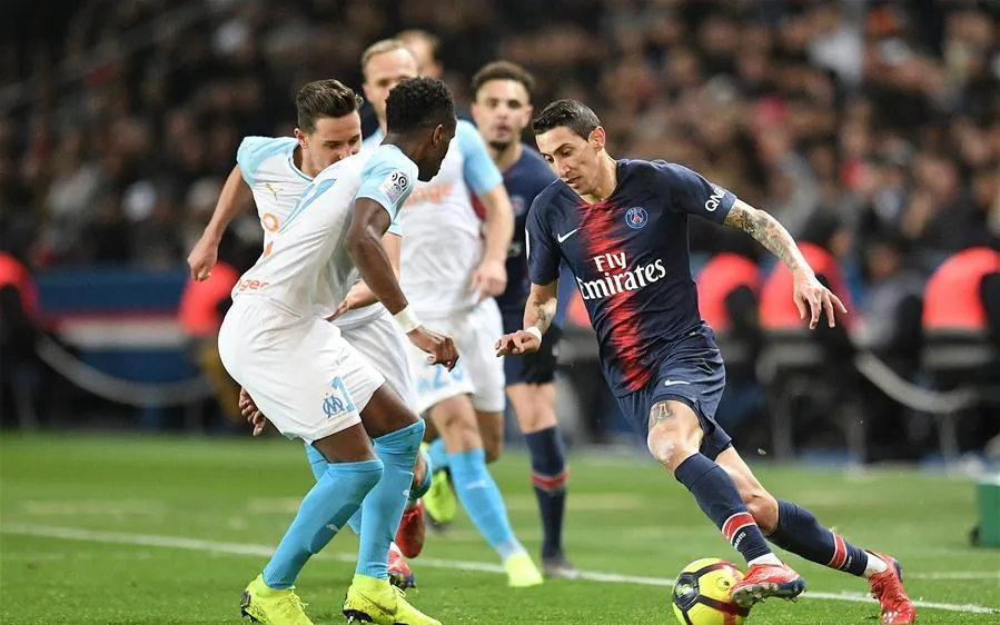 Di Maria đi bóng trước hàng thủ Marseille.