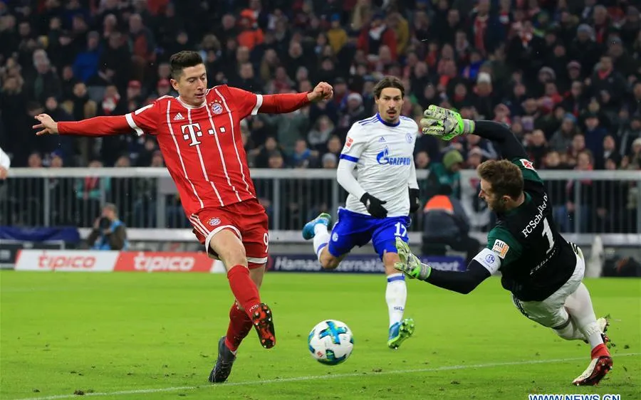 Robert Lewandowski uy hiếp khung thành Schalke