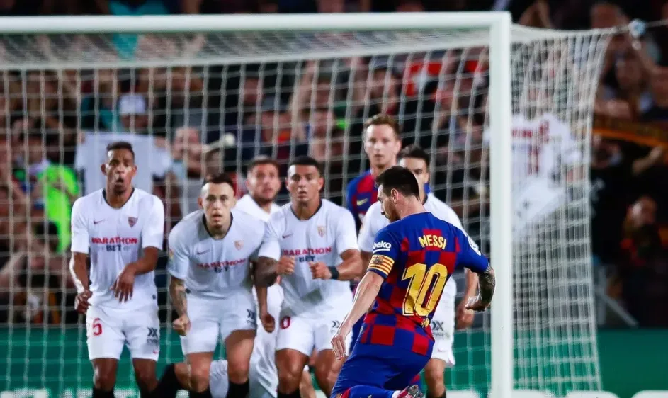 Messi sút phạt vào lưới Sevilla.