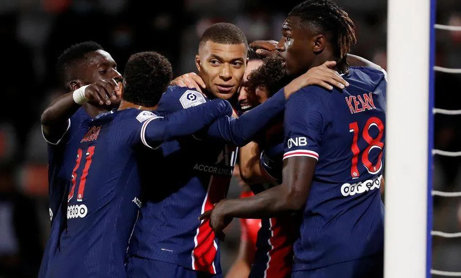 Moise Kean ăn mừng bàn thắng cùng Kylian Mbappe