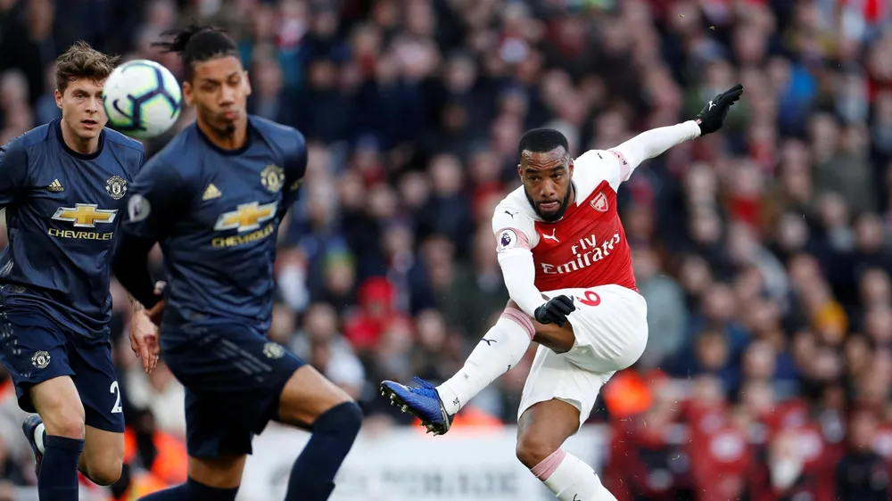 Tiền đạo Arsenal Lacazette sút bóng trước khung thành Man United