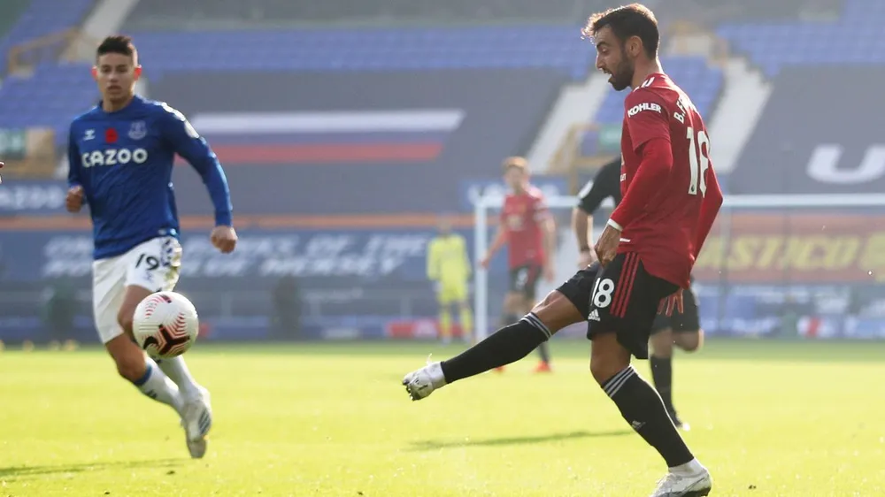 Cú vuốt bóng ở góc khu cấm địa của Bruno Fernandes đã bật teru`1ng cột xa và văng luôn vào lưới