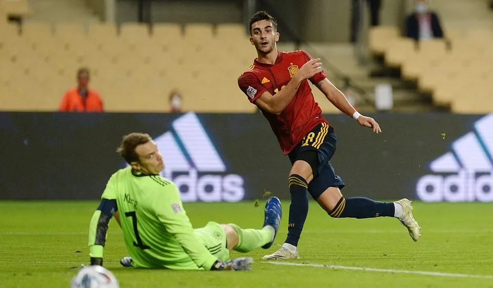 Tiền đạo trẻ Ferran Torres lập hattrick