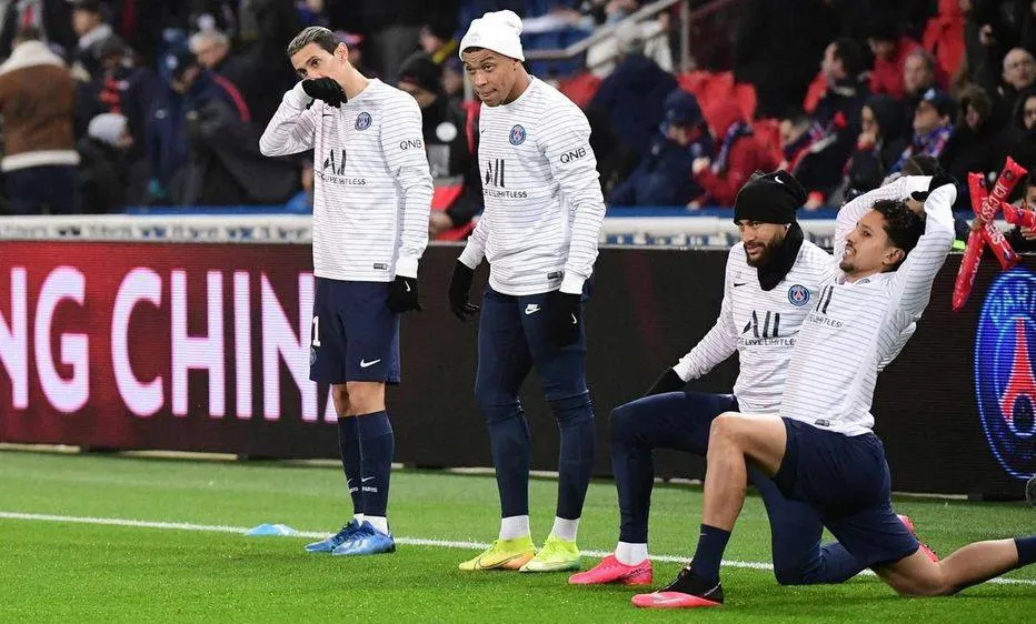 Các cầu thủ PSG chuẩn bị cho trận đấu quyết thắng