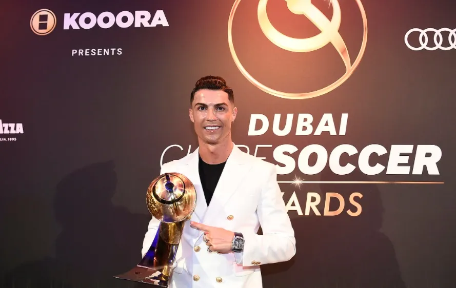Cristiano Ronaldo nhận giải năm 2019