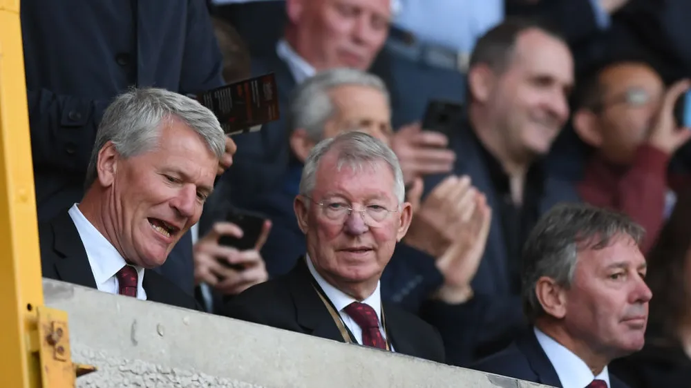 Sir Alex Ferguson (giữa) vẫn là một nhà chuyên môn sắc sảo