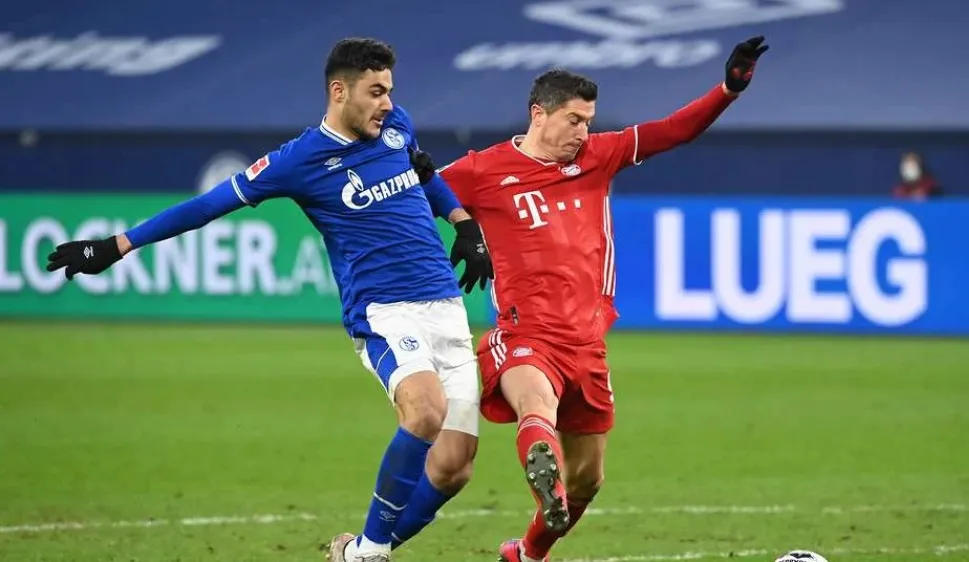 trung vệ Ozan Kabak tranh bóng với Rpobert Lewandowski của Bayern Munich