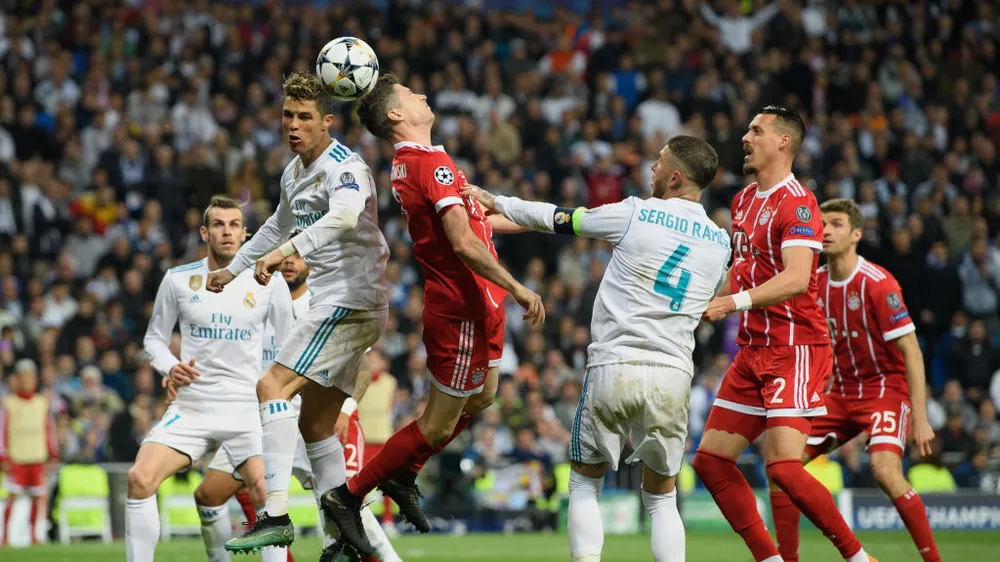 Robert Lewandowski tranh bóng với Cristiano Ronaldo