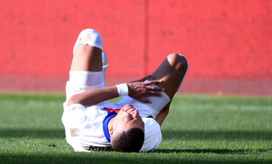 Kylian Mbappe dính chấn thương đầu gối