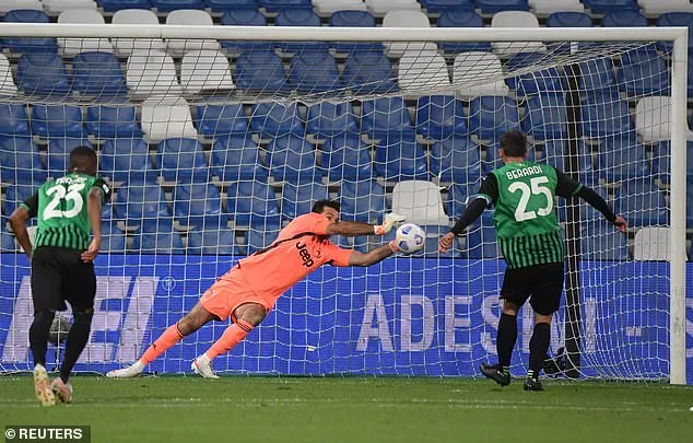 Thủ thành Gigi Buffon cản phá quả 11m của Sassuolo