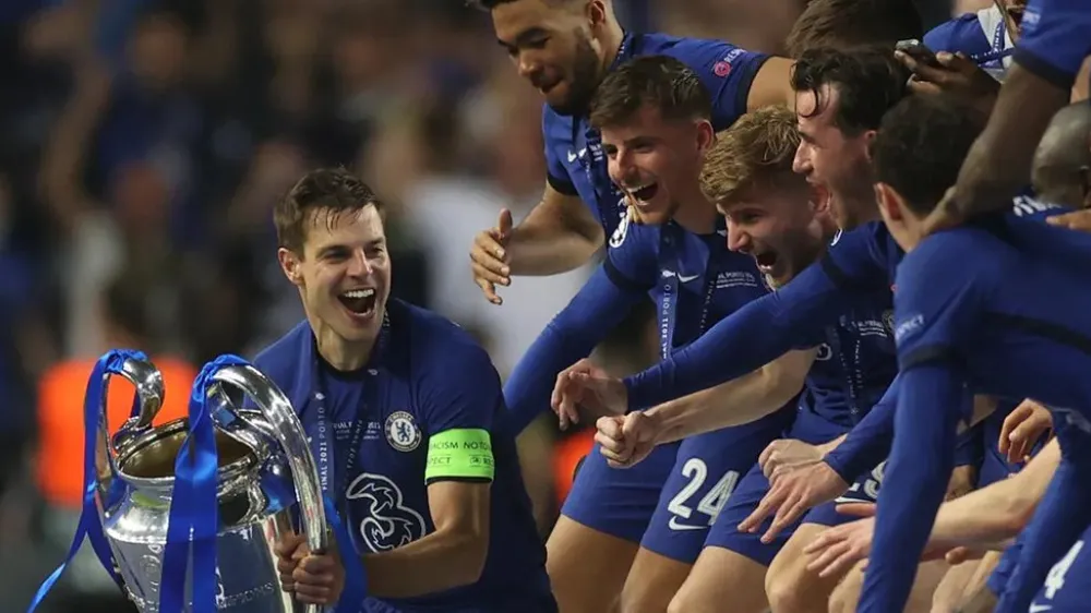 Đội trưởng Azpilicueta gương cao chiếc cúp Champions League