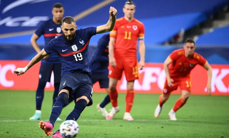 Karim Benzema sút hỏng quả phạt đền