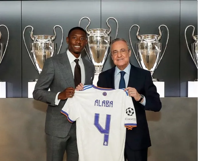 Chủ tịch Florentino Perez trao chiếc áo số 4 cho David Alaba
