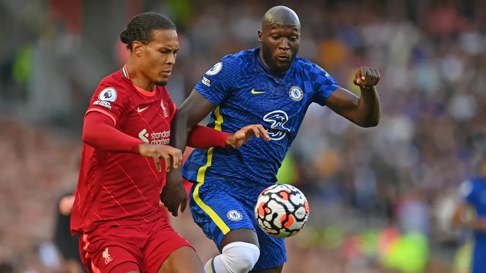 Trung vệ Van Dijk cản phá Romelu Lukaku