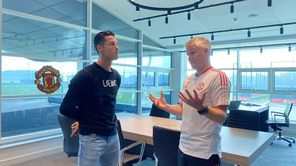 Ronldo lần đầu tiên trò chuyện với HLV Solskjaer ở Carrington