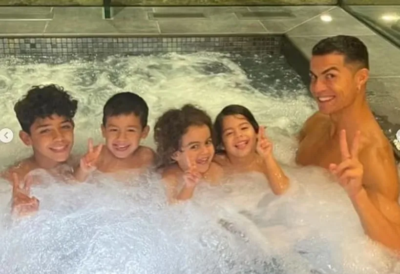 Ronaldo và 4 đưa con trong hồ bơi