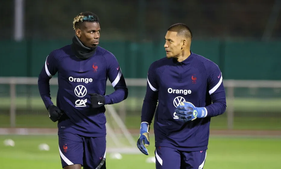 Paul Pogba (trái) chấn thương cơ ngay buổi tập đầu tiên cùng tuyển Pháp