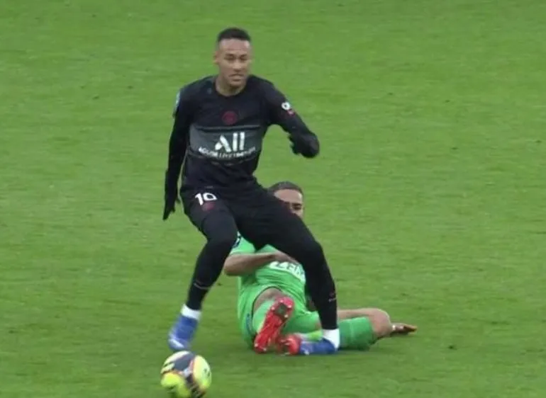 Ca chấn thương đáng tiếc của Neymar khi trẹo mắt cá vì tiếp đất tệ hại
