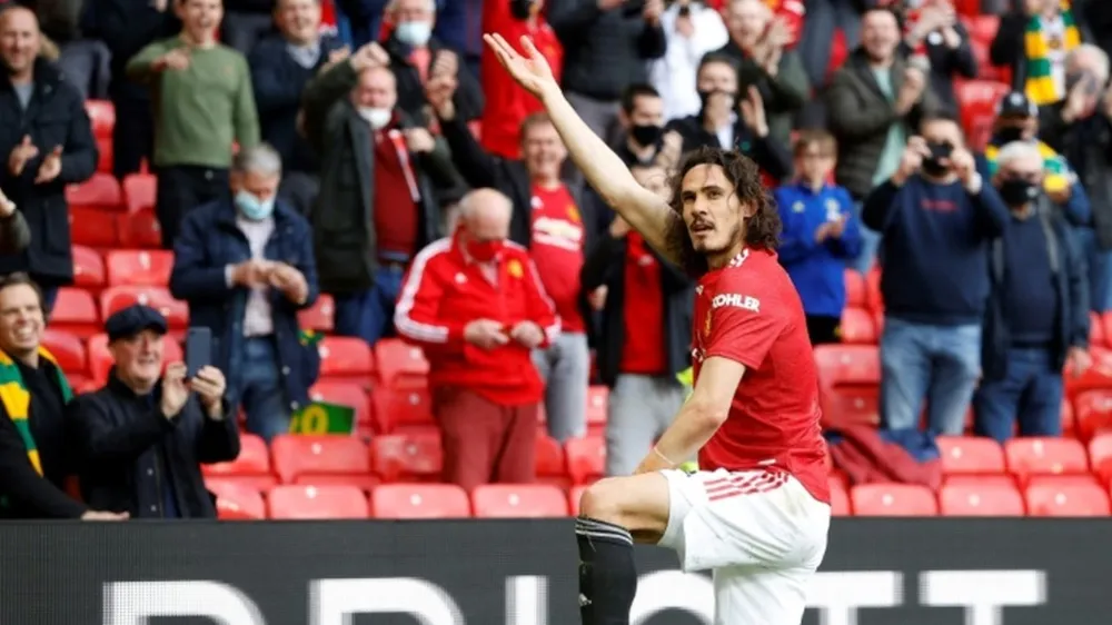 Edinson Cavani ăn mừng bàn thắng ở Old Trafford