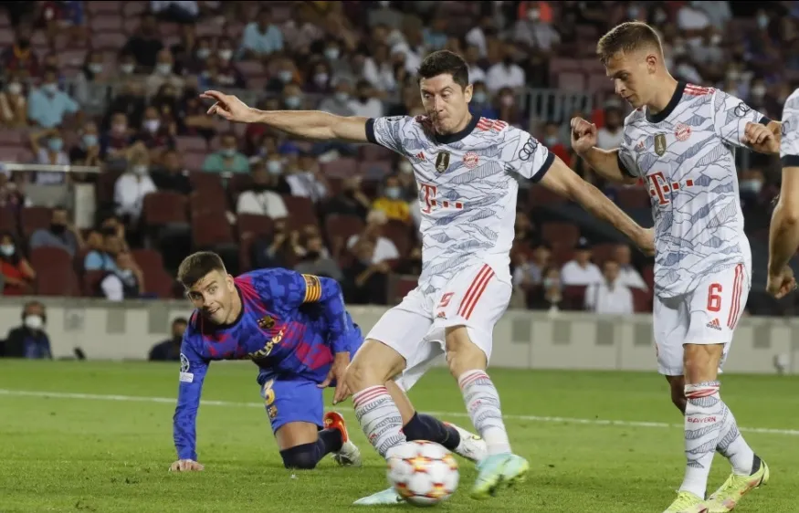 Lewandowski từng khiến Pique vất vả như thế nào