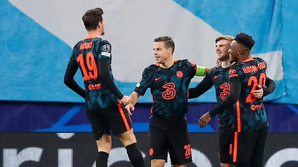 Cesar Azpilicueta (giữa) trong trận hòa Zenit