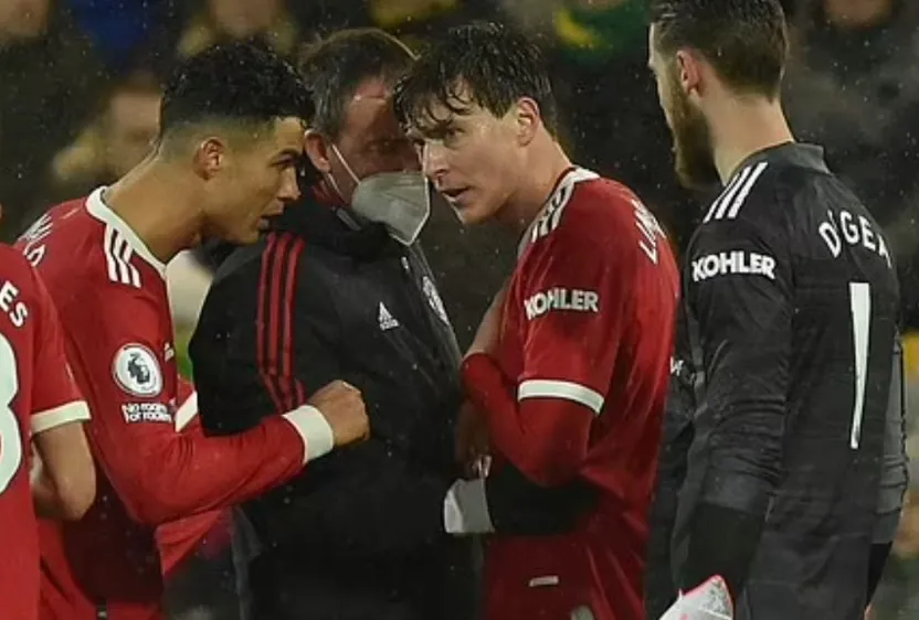 Thủ thành De Gea và Ronaldo thâm hỏi Linderlof