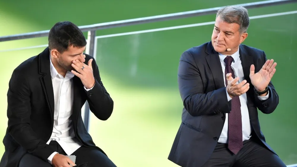 Sergio Aguero rơi nước mắt trong cuộc họp báo bên cạnh Chủ tịch Juan Laporta