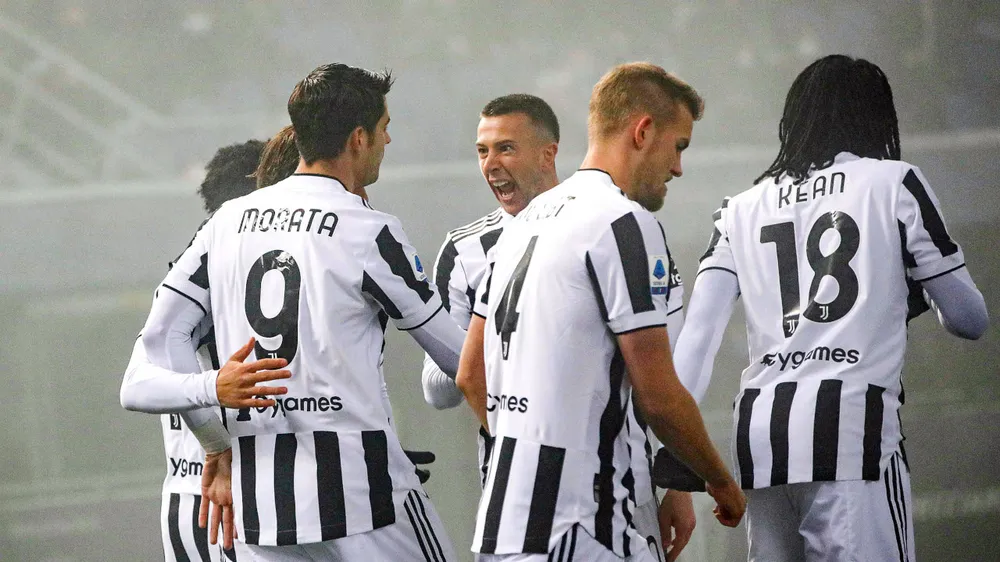 Các cầu thủ Juventus mừng bàn thắng