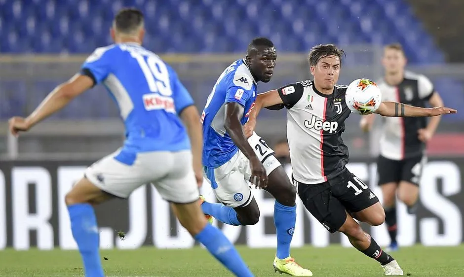 Koulibaly kèm chặt Dybala của Juventus 